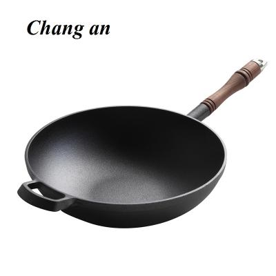 China Sustainable Cast Iron Wok With Lid Vegetable Oil Wood Preseasoned Wok With Handle for sale