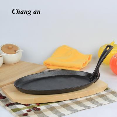 China Sustainable Pre-Seasoned Cast Iron Fajita Casserole Set With Wooden Tray 25cm Cast Iron Steak Platter Set for sale