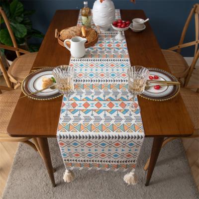 China Beautiful Decoration Factory Customized Home Cheap Simple Geometric Jacquard Pattern Decor Table Runner Luxury Dining Table Runner for sale