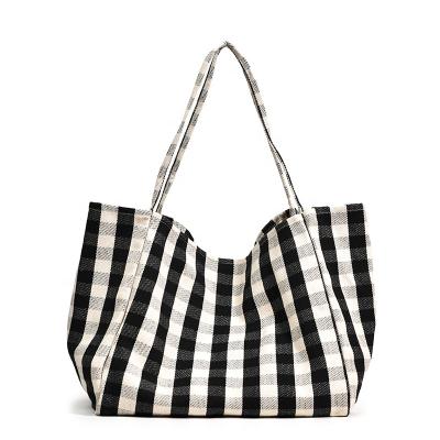 China New fashion and large capacity retro style grid canvas simple handbag for sale