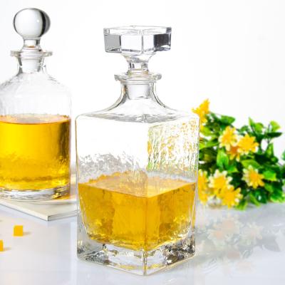 China Traditional Wholesale Elegant Whiskey Bottle 750ml Square Hammer Whiskey Decanter Whiskey Decanter for sale