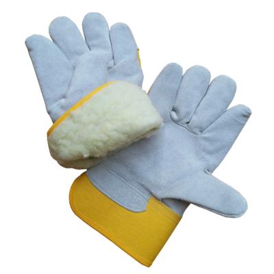 China Rig Outdoor Winter Warm Thickened Gloves Scare Split Leather and Boa Fur Gloves for sale