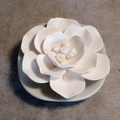 China Sustainable Ceramic Flower With Ceramic Plate Aroma Diffuser for sale