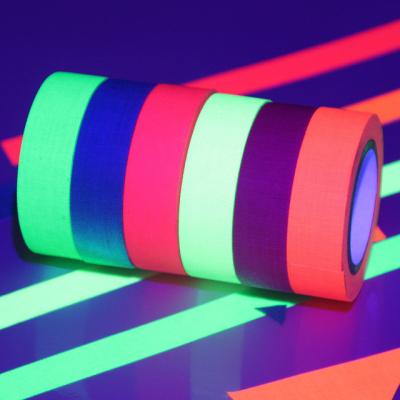 China UV reageer Zwarte lichte Neon Lichtgevende Plakband 6 Kleuren een In krimpfolie verpakte Reeks Te koop