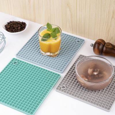 China Honeycomb Dinner Table Mats Non-Slip Table Mat Food-Grade Sustainable Anti-scalding Square Silicone Dining Place Mat for sale