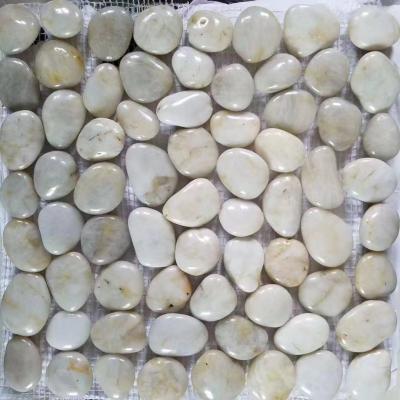 China Modern Whole Sale Polished White River Pebble Stone Garden Paving Floor for sale