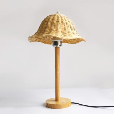 China Handmade Farmhouse Bedroom Natural Material Rattan Table Lamp With Incandescent Bulbs for sale