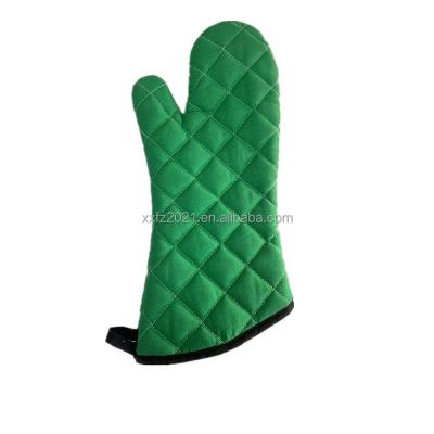 China Wholesale New Arrival Bsci CE Certificate Factory Customized Green Color 17 Inch Silicone Patched Oven Mitt Flame Retardant for sale