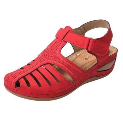 China Women's Retro Hole Round Head Non-slip Large Size Female Shoes Fashion Trend Sandals Comfortable Wedge Rubber Sandals For Women for sale