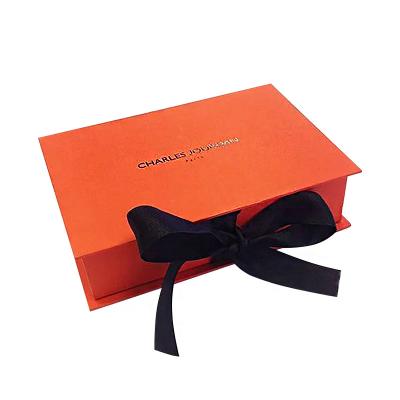 China Recyclable Custom Logo Luxury Cardboard Magnetic Folding Gift Box With Ribbon Closure for sale