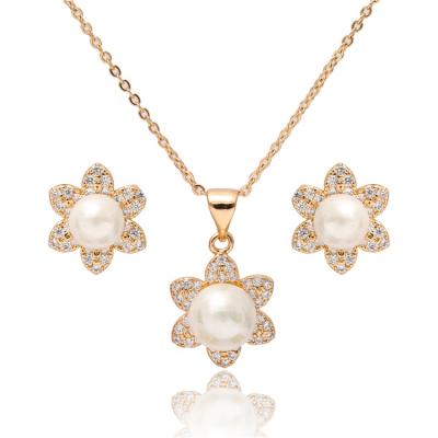 中国 FASHIONABLE Luxury Hawaiian 18k Champagne Gold Flower Stud Pearl Earrings and Necklace Freshwater Pearl Jewelry Set 販売のため