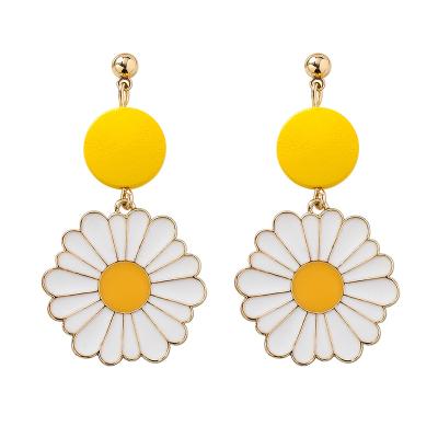 China FASHIONABLE New Design Yellow White Wood Daisy Flower Earrings Korean Flower Jewelry For Women for sale