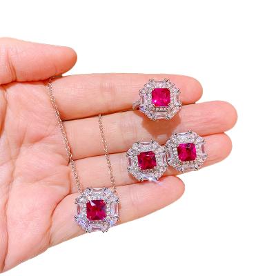 Cina 2022 Vintage Fashion Vintage Glass Based Simulation Ruby Emerald Cubic Zircon Stone Studded Necklace Earring Ring Jewelry in vendita