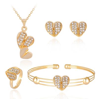 Cina Fashion 4pcs Ethnic Gold Plated Alloy Diamond Heart Necklace And Earrings Pakistan Jewelry Set in vendita