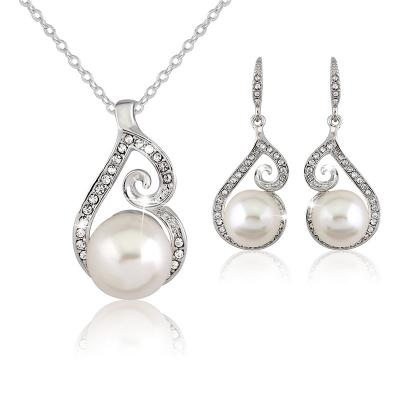 Cina Hot Selling Ethnic European and American Rhinestone Wedding Bridal Earrings Jewelry Set Pearl Necklace Jewelry Set in vendita