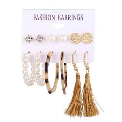 China 2021 Vintage Fashion Christmas Gold Circle Crystal And Alloy And Pearl Earring For Women for sale