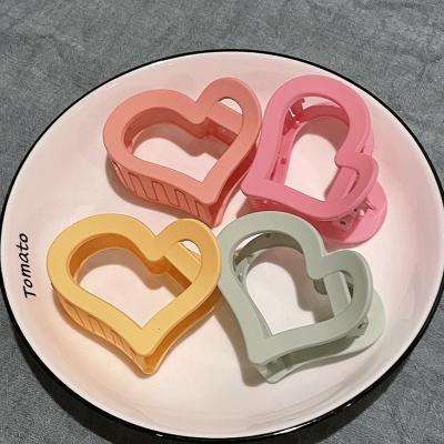 Chine Fashion Macaron Plastic Color Girls Hair Accessories Hot Selling Heart Shaped Cute Clips à vendre