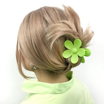 China Wholesale Korean Fashion Daisy Colorful Flower Clip Macaron Clip Bath Headwear Shark Hair Claw Clips zu verkaufen