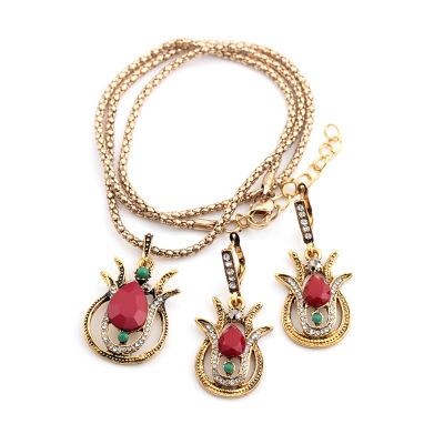 China FASHIONABLE Waterdrop Crystal Jewelry Set Pendant Necklace Stud Earrings Jewelry Set for sale