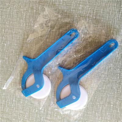 China Sustainable Pizza Cutter Plastic Blade With Ergonomic Handle Having Right Rotating Axis for sale