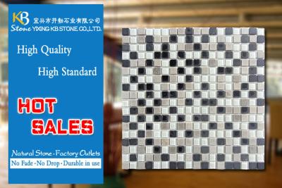 China Las tejas de mosaico de mármol cristalinas de cristal blancas mezclaron el mármol de piedra negro beige en venta