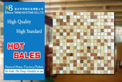 China El mosaico del oro y el mosaico de cristal blanco amarillo ajustan las tejas para el backsplash de la cocina en venta