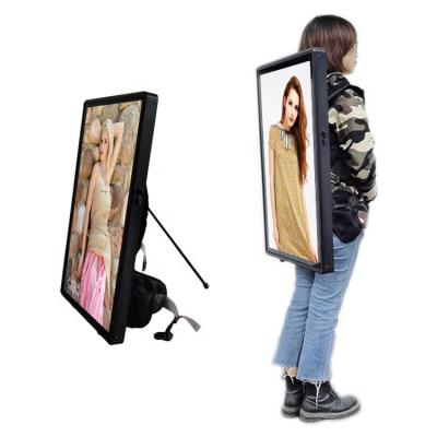 China ADE New Style Indoor 32 Inch HD LCD Backpack Portable Android USB Advertising Player Digital Walking Display Billboard Media for sale