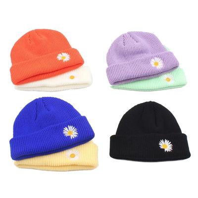 중국 2020 fashion Little daisy embroidered winter hat solid color pink knitted embroidered beanie for girl 판매용