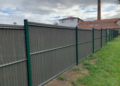 China El poste 3D del melocotón curvó el borde de acero V Mesh Security Fencing en venta