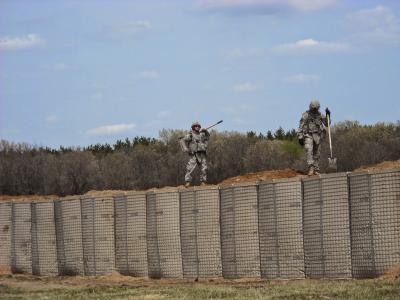 China 1.0m Height Hesco Bastion Wall Heavy Duty Hot Dipped Galvanized 5.0mm for sale