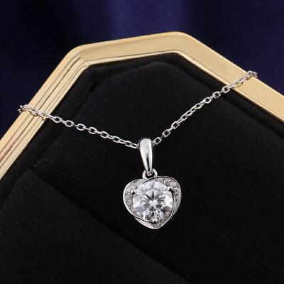 China FASHIONABLE Heart Shaped Clarity Bride's Heart Shaped Color VVS 1 Carat D Necklace 1 Carat D Round Moissanite Wedding Diamond Moissanite Pendant Necklace for sale