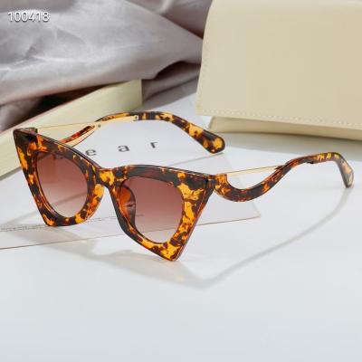 China Fashion Sunglasses Shape Feminine Ladies Cat Eye Triangle Sun Glass Shades Retro Sunglasses Small Trending Women Streetwear Eyewear for sale