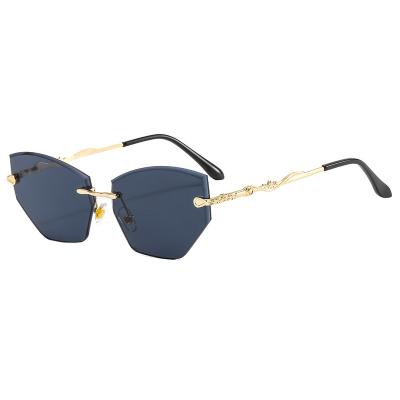 China Trendy Luxury UV Sun Glasses Shades New Retro Square Gradient Rimless Metal Sunglasses Fashion Rectangle 400 Gafa 2022 for sale