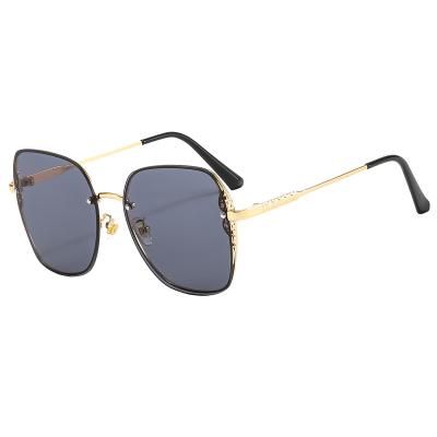 China Newest Fashion Sunglasses 2022 Retro Fashion Gradient Vintage Metal Sun Glasses Trend Sunglasses Shade Gafas De Sol Square Oversized Ocean Women for sale