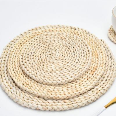 China Handcrafted Place Mat Woven Straw Friendly Traditional Straw Braided Placemat for sale