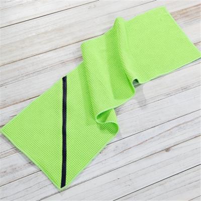 China Compressed Custom Microfiber Golf Towels With Pocket for sale