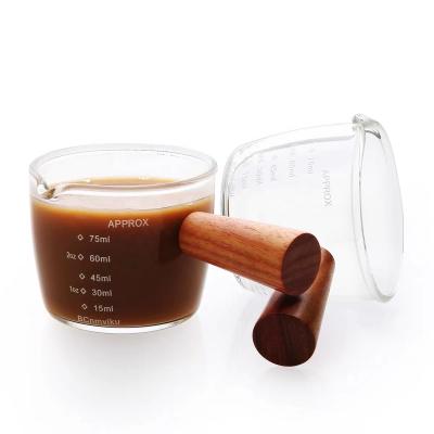 China Sustainable Single Mouth Measuring Cup With Wooden Handle And Graduated Glass Measuring Cup for sale