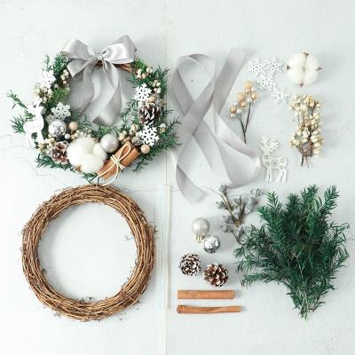 China Christmas Deoration Flower Hay Garland DIY Natural Dried Handmade Christmas Wreath Gifts Group Building Activity Products for sale