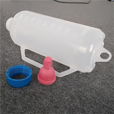 China 1000ml Convenient Hanging PP Goat Feeding Bottle with Soft Rubber Nipple for sale