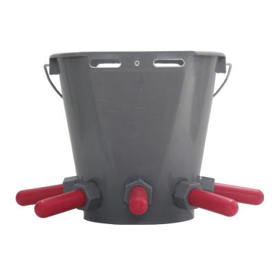 China Melkveehouderij 8L Plastic Calf Care Bucket met 5 teeltjes voor het voeden van melk Te koop