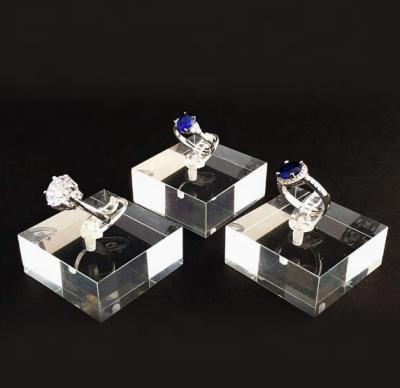 China Recycled Materials Presentation Upscale Lucite Rings Glossy Displays Jewelry Show Rack for sale