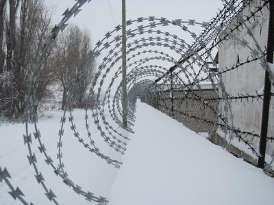 China Prison / Airport Fence Security Wire Ultra Durable Anti Aging Barbed Wire Coil for sale