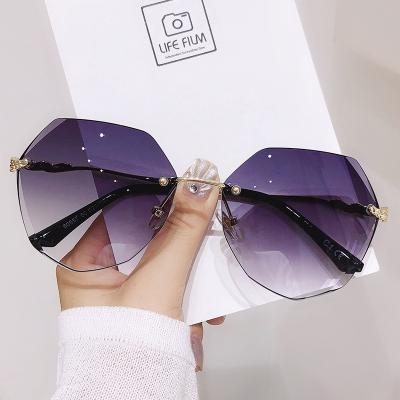 China Fashion sunglasses sunglasses with cut edges sunglasses fashion trend shade outer lenses and borderless women for sale