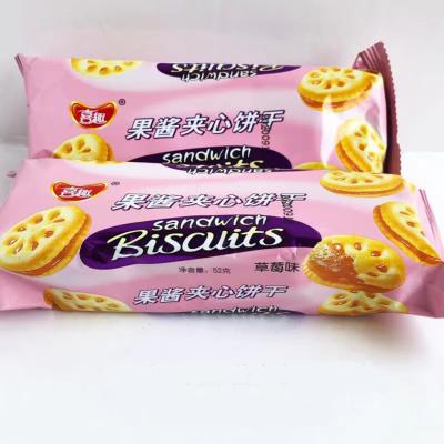 China 52g Natural Strawberry Flavor Sandwich Cookies Squeeze Cookies Strawberry Flavor for sale