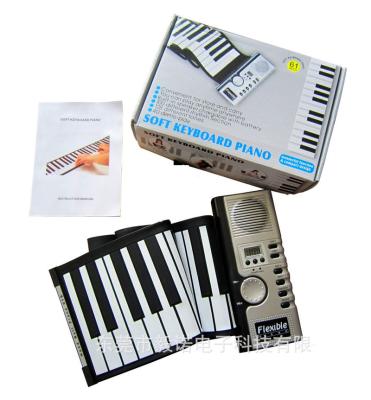 China 128 kinds of tone 61 keys hand roll piano with keyboard adult enlightenment trumpet children silicone electronic piano for sale