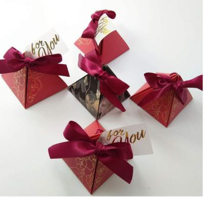 China Recycled Materials Festival Christmas Sweet Box Triangle Wedding Party Favor Custom Candy Box For Guests for sale