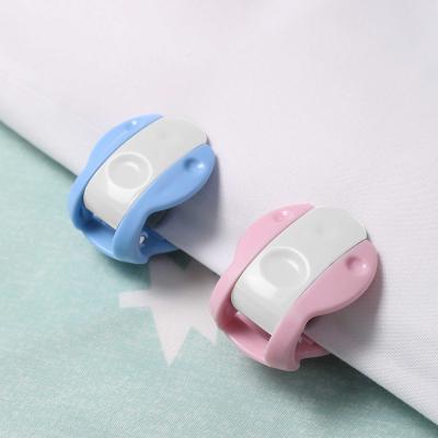 China Covering Clips Holder 4pcs/Set Modern Anti-Slip Sheet Fasteners No Needle Plastic Quilt Cover Clips for sale