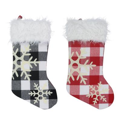 China 2021 Newest Christmas Decoration Design Stocking Christmas Decorations Cloth Plaid Christmas Stocking for sale