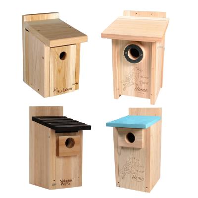 China Custom Viable Outdoor Natural Wooden Box Bird House Cedar Logo Guard Predator Style Bluebird for sale