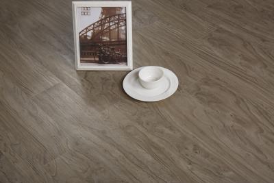 China LVT modelado de limpieza fácil que suela el grano de madera de 2.0m m 2.5m m en venta